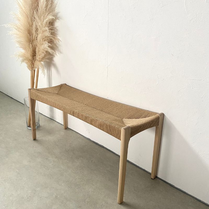 ベージュカラーのペーパーコードベンチ斜めから撮影