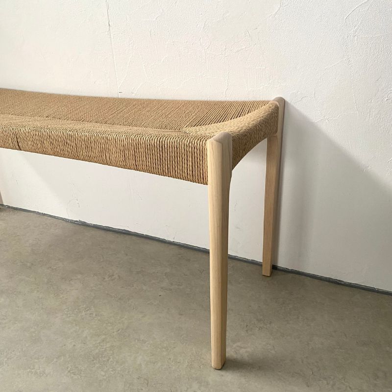 ベージュカラーのペーパーコードベンチの脚部